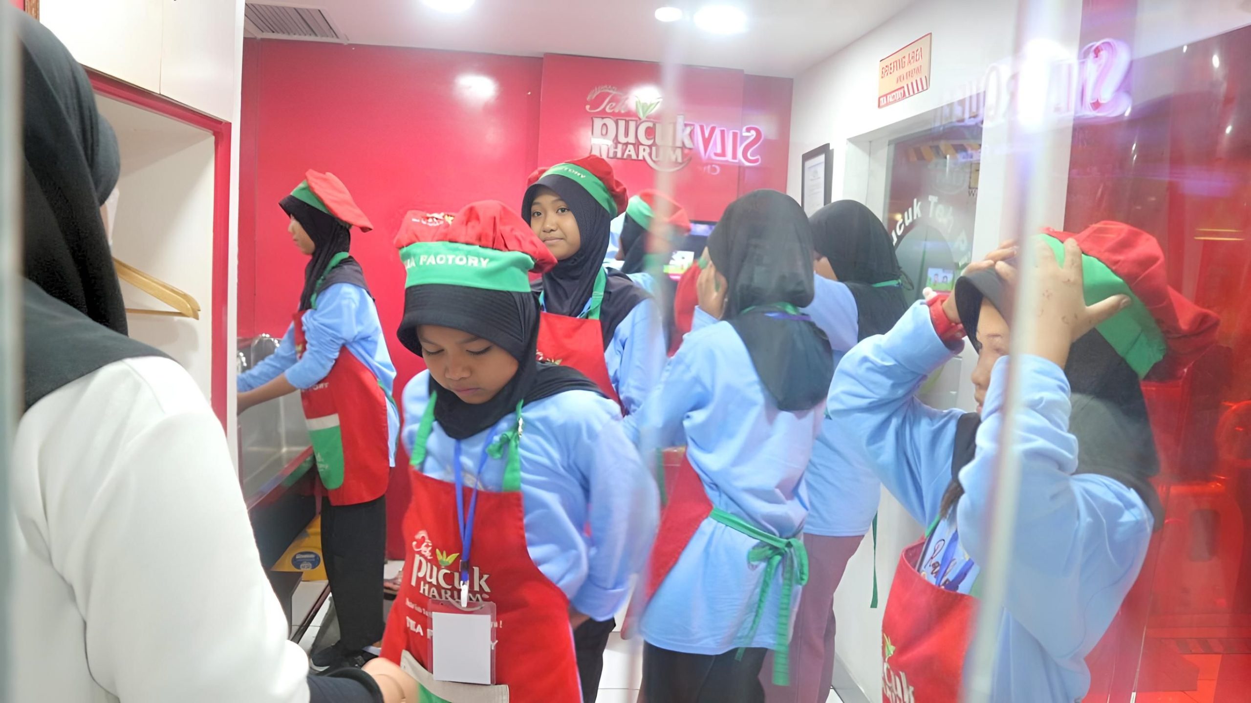Kunjungan Girls Champions untuk melihat pembuatan packaging teh Pucuk dalam rangka motivasi mengejar mimpi