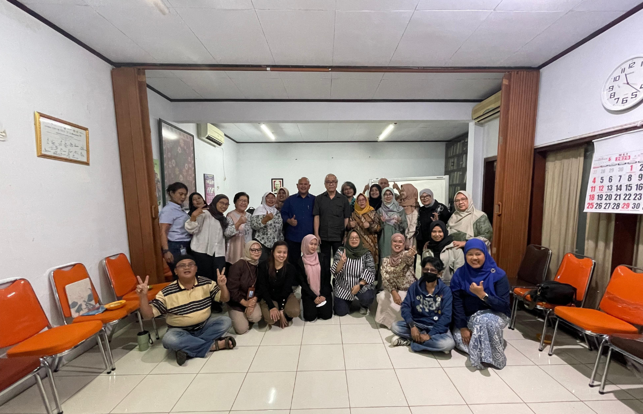 foto bersama Pelatihan Kesehatan Mental remaja bagi Staf YKB