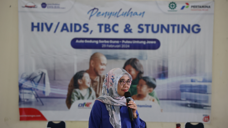 Direktur Eksekutif YKB Ibu Dra Mundi Mahaswiati, S.H, M.M menyampaikan materi terkait TBC